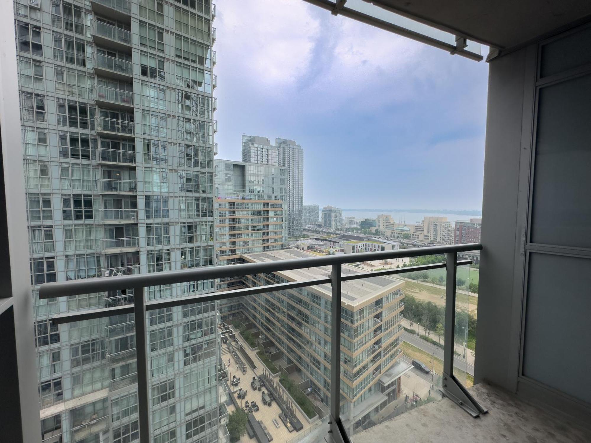 Comfort Iceboat Suites Lakeview & Free Parking Apartment Toronto