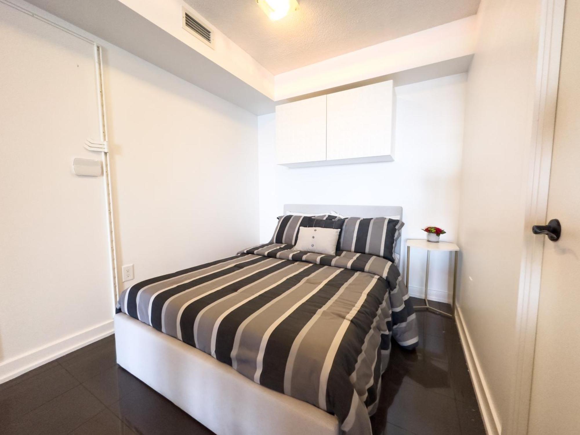 Comfort Iceboat Suites Lakeview & Free Parking * Toronto